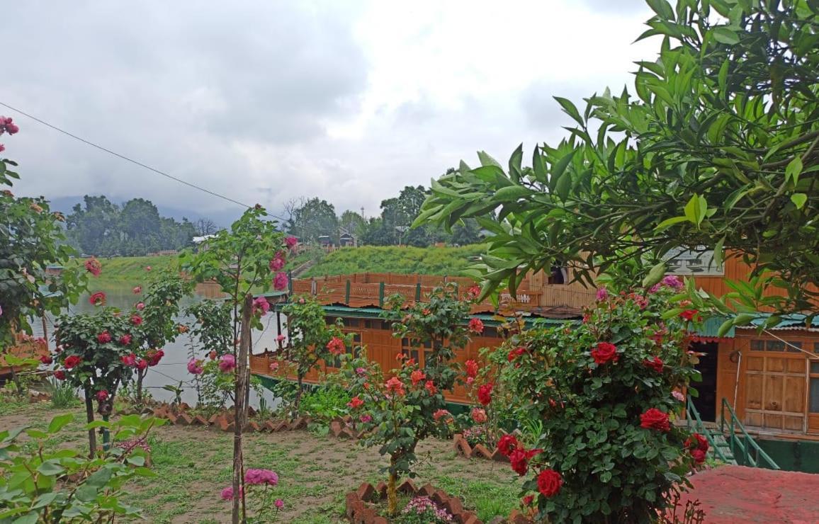 Houseboat Karima Palace Srinagar  Exterior photo