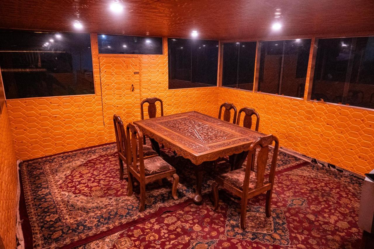 Houseboat Karima Palace Srinagar  Exterior photo