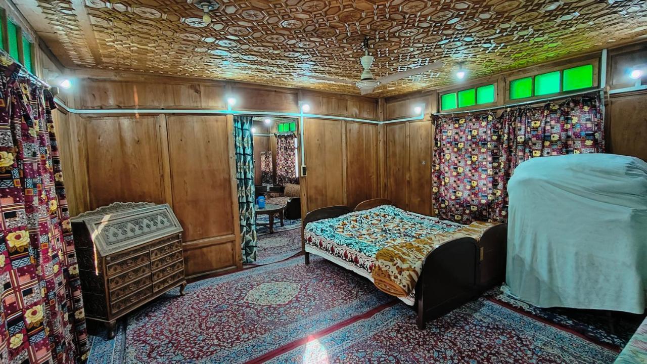 Houseboat Karima Palace Srinagar  Exterior photo