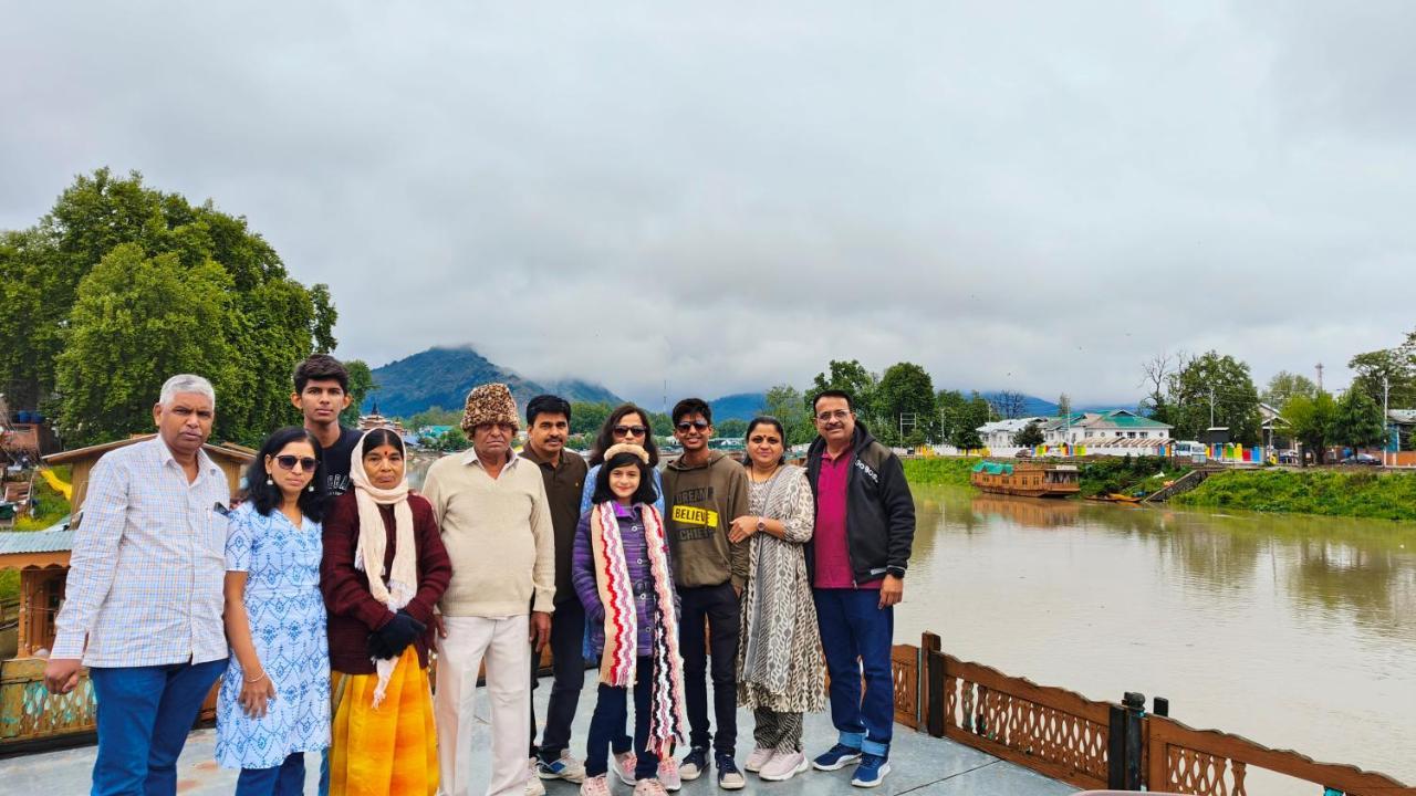 Houseboat Karima Palace Srinagar  Exterior photo