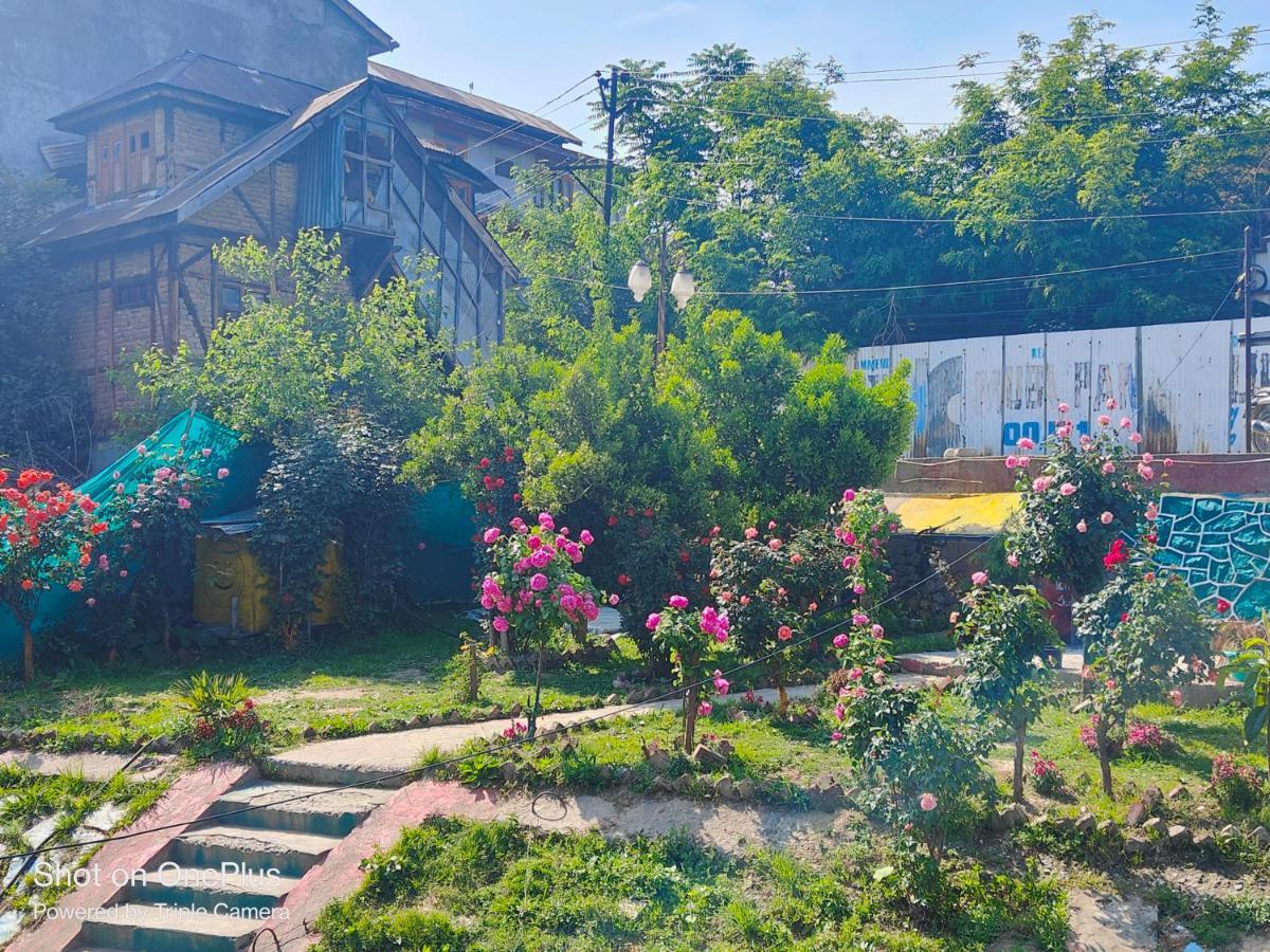 Houseboat Karima Palace Srinagar  Exterior photo