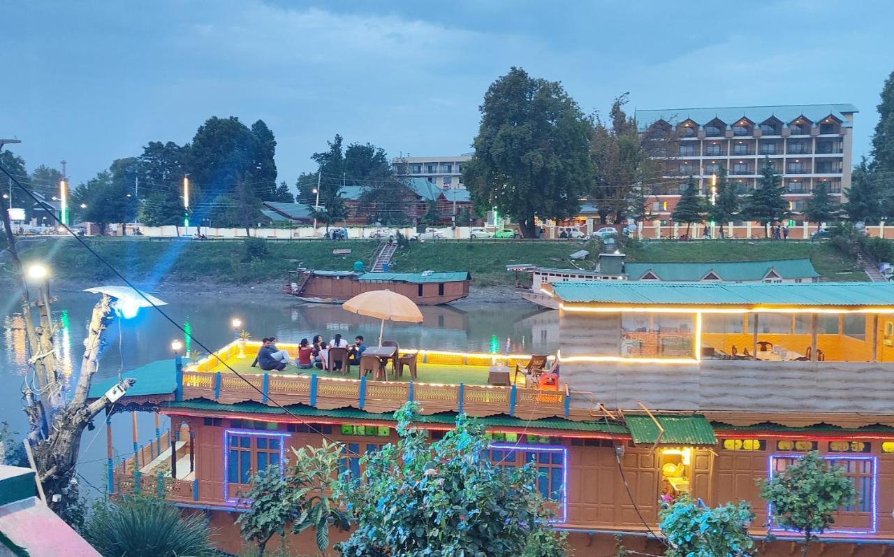 Houseboat Karima Palace Srinagar  Exterior photo