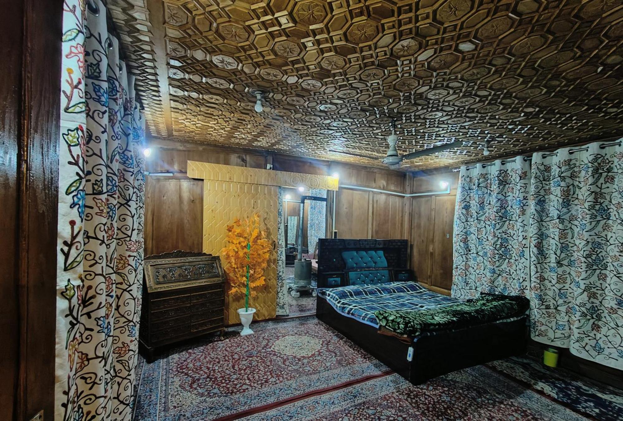 Houseboat Karima Palace Srinagar  Exterior photo