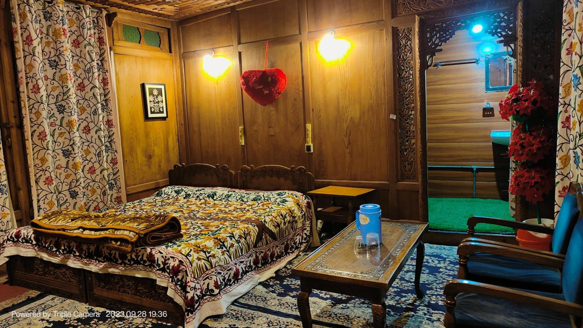 Houseboat Karima Palace Srinagar  Exterior photo