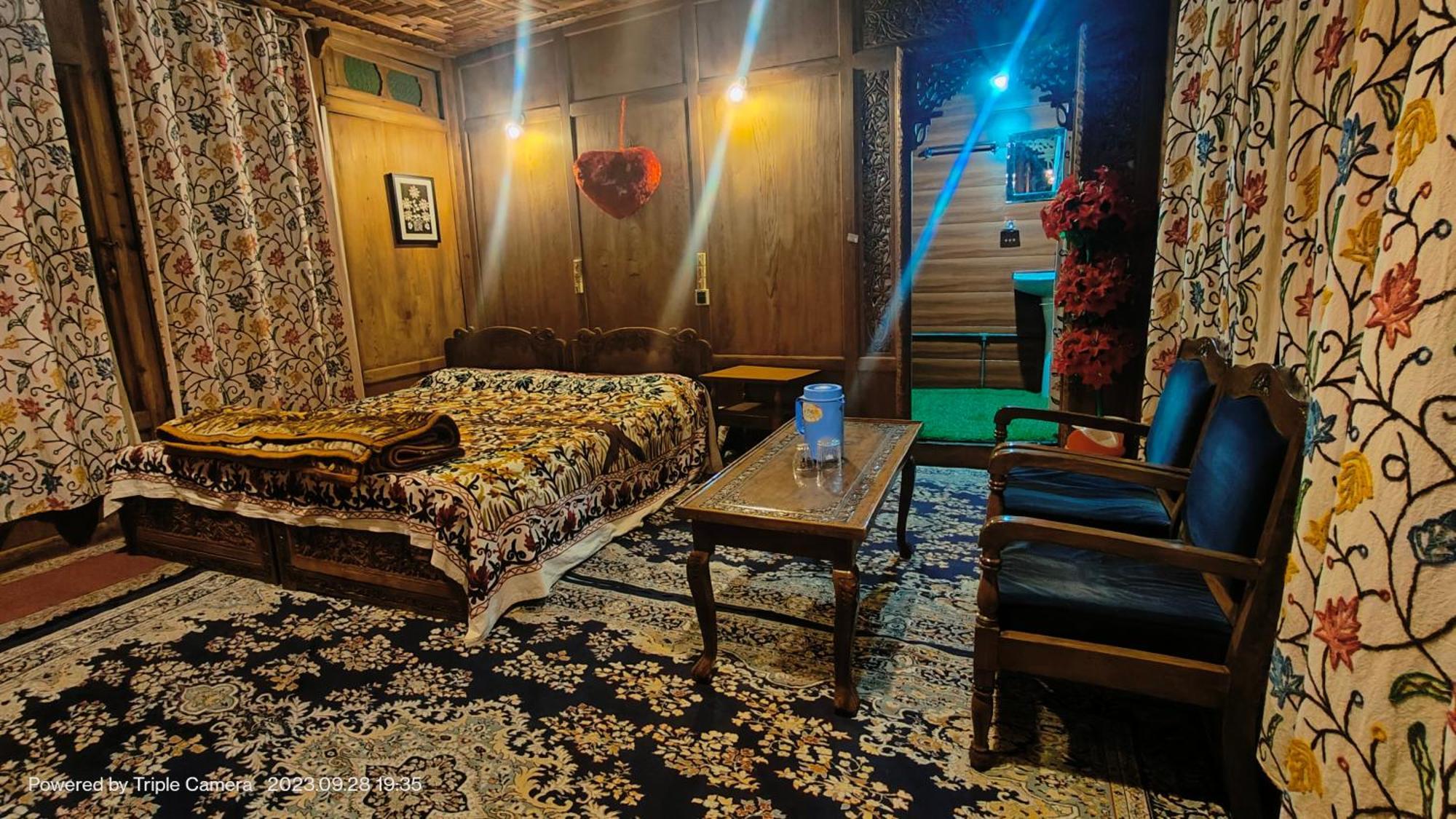 Houseboat Karima Palace Srinagar  Exterior photo