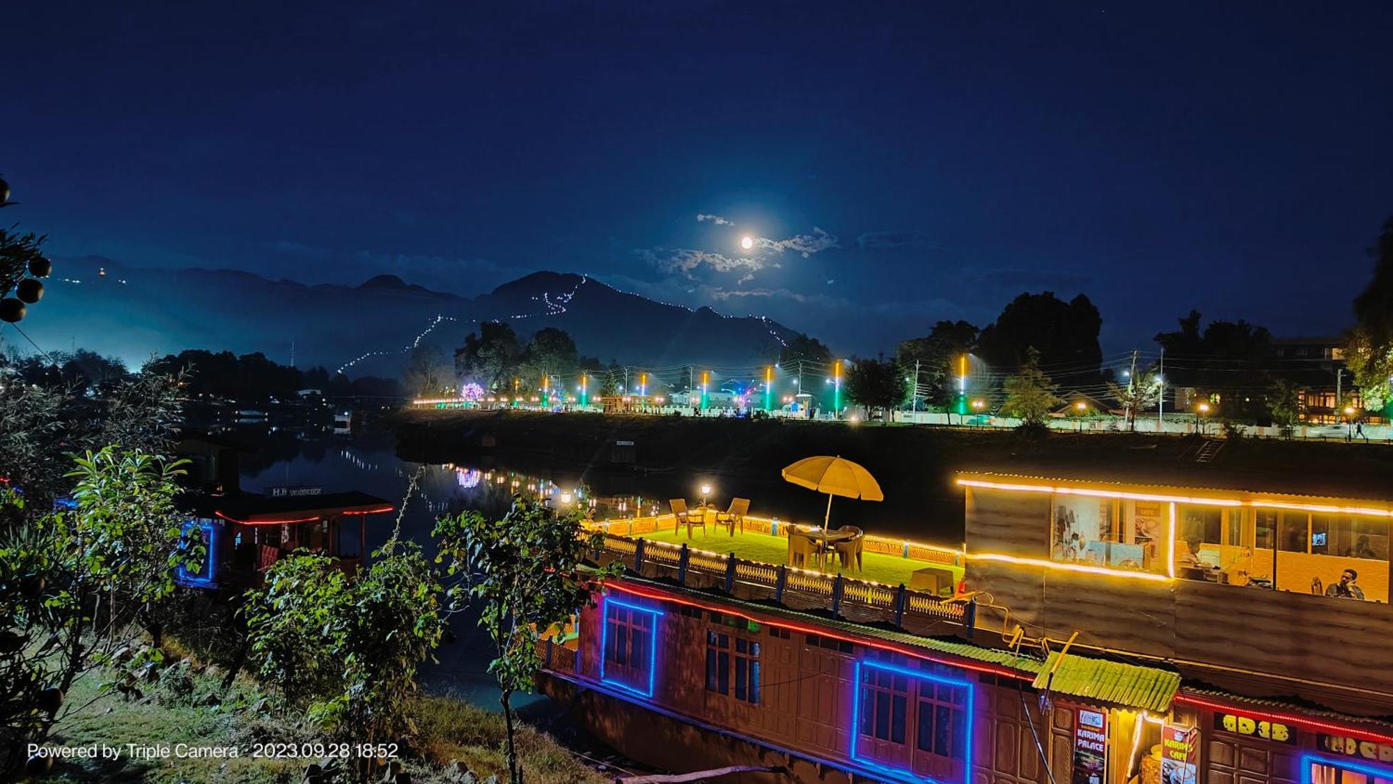 Houseboat Karima Palace Srinagar  Exterior photo