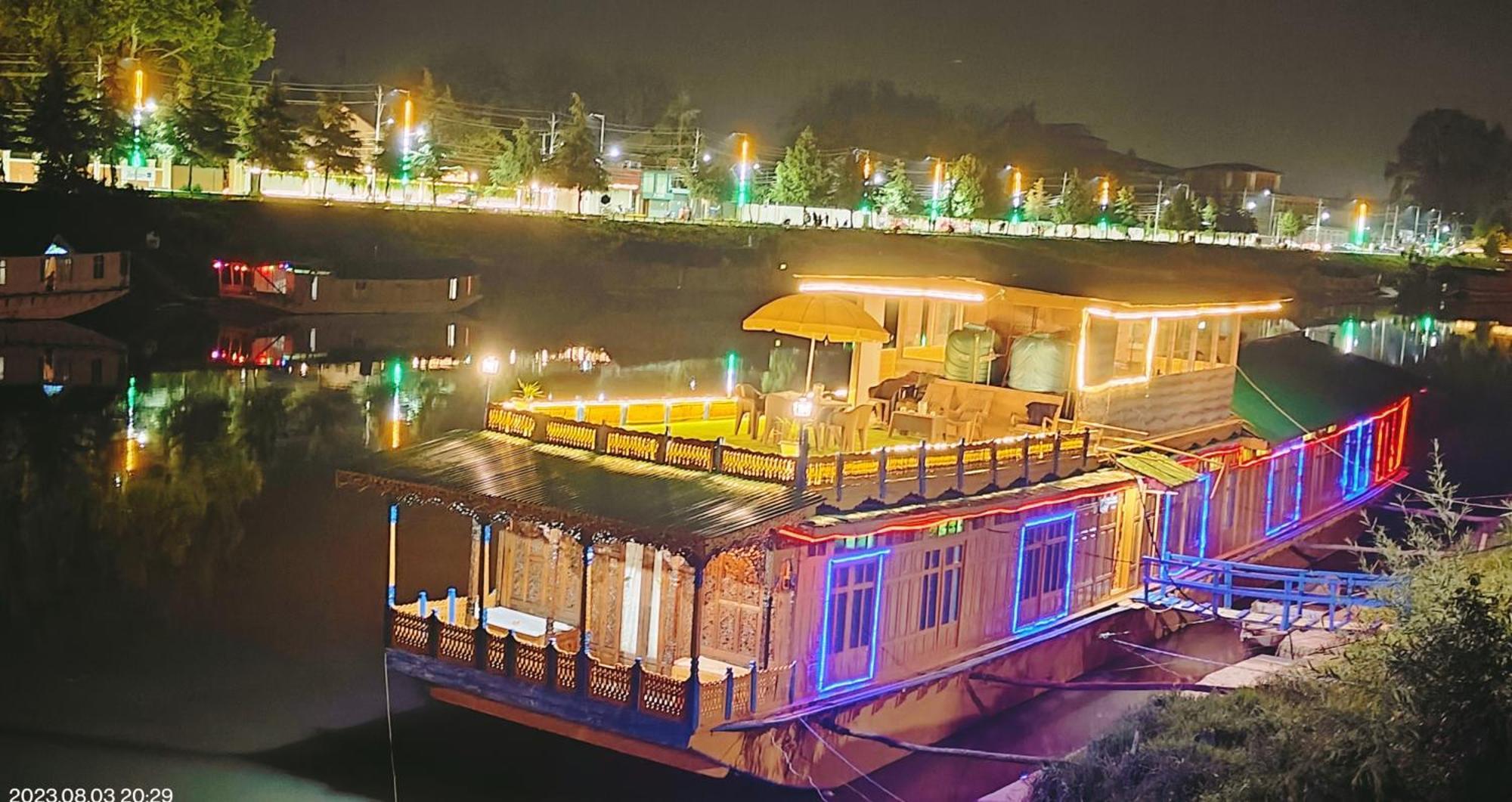 Houseboat Karima Palace Srinagar  Exterior photo