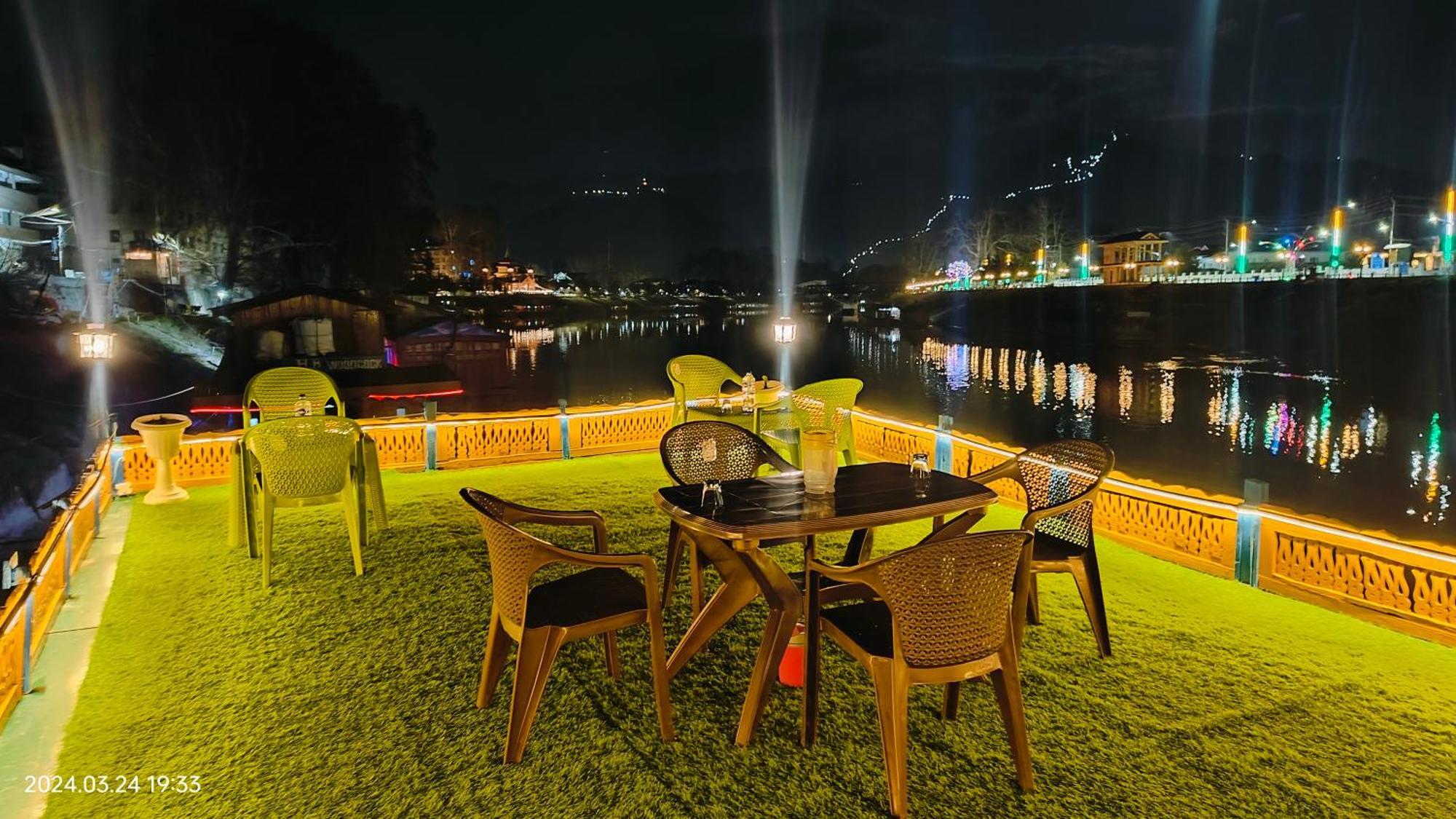 Houseboat Karima Palace Srinagar  Exterior photo