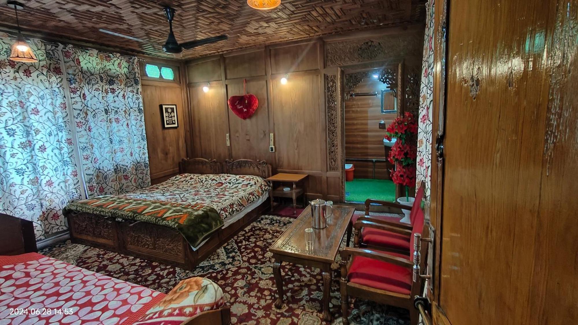 Houseboat Karima Palace Srinagar  Exterior photo