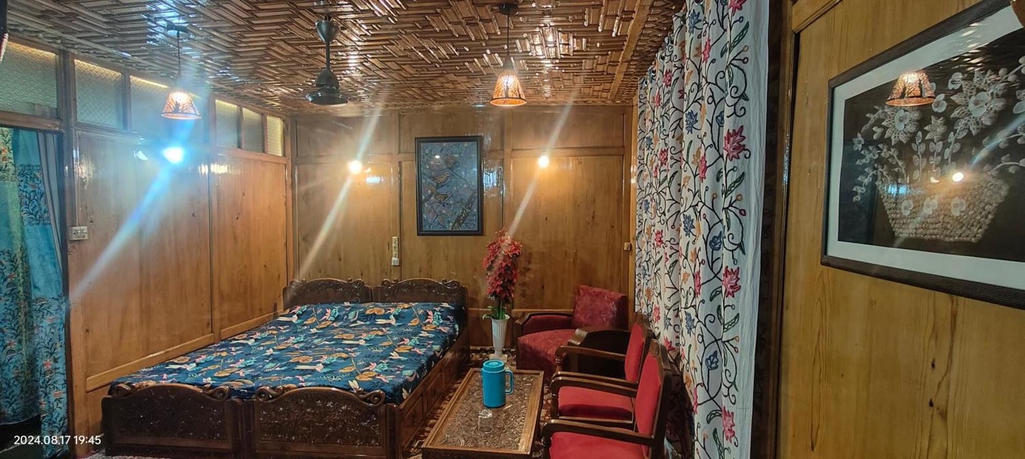 Houseboat Karima Palace Srinagar  Exterior photo
