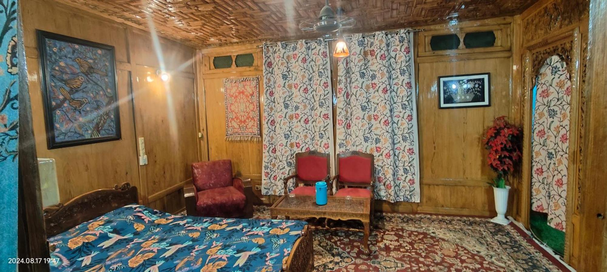 Houseboat Karima Palace Srinagar  Exterior photo