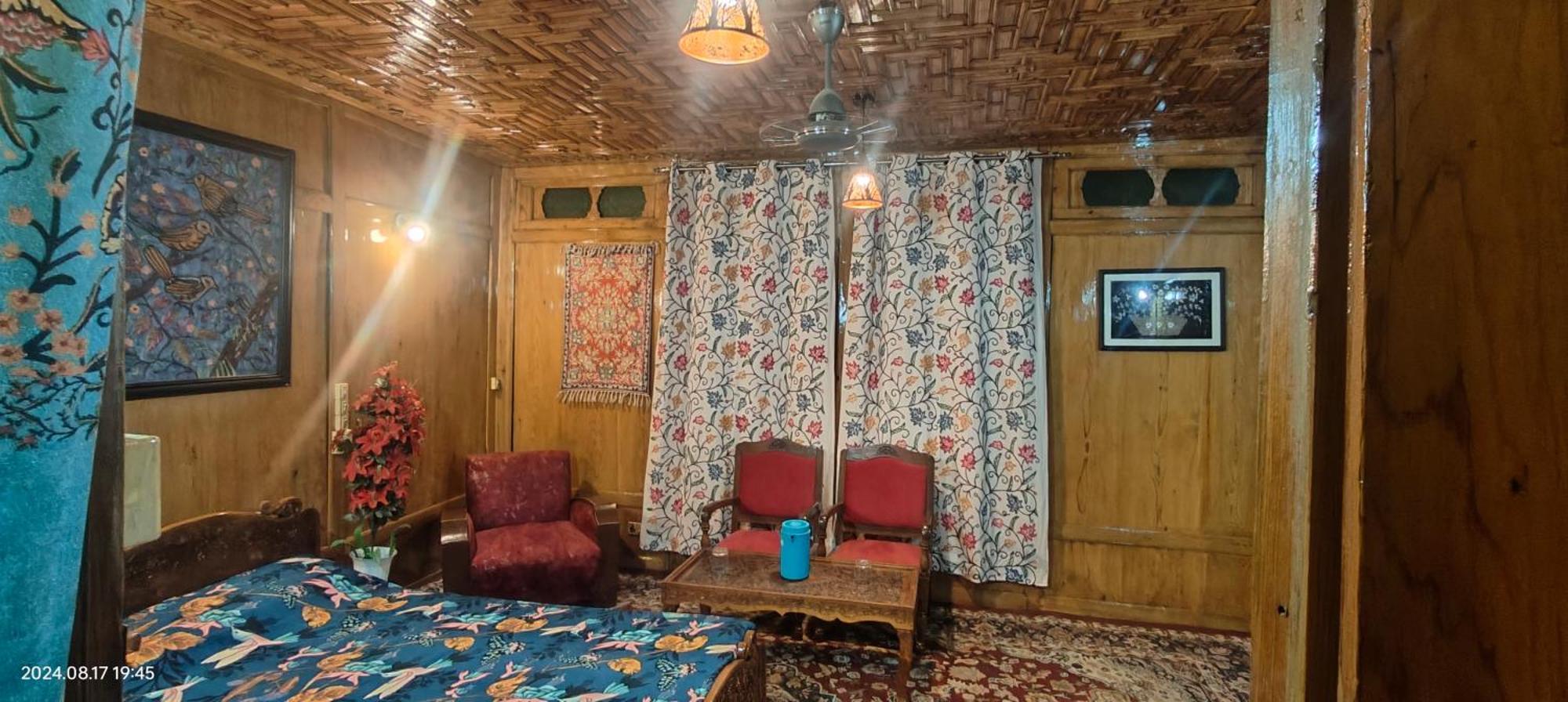 Houseboat Karima Palace Srinagar  Exterior photo